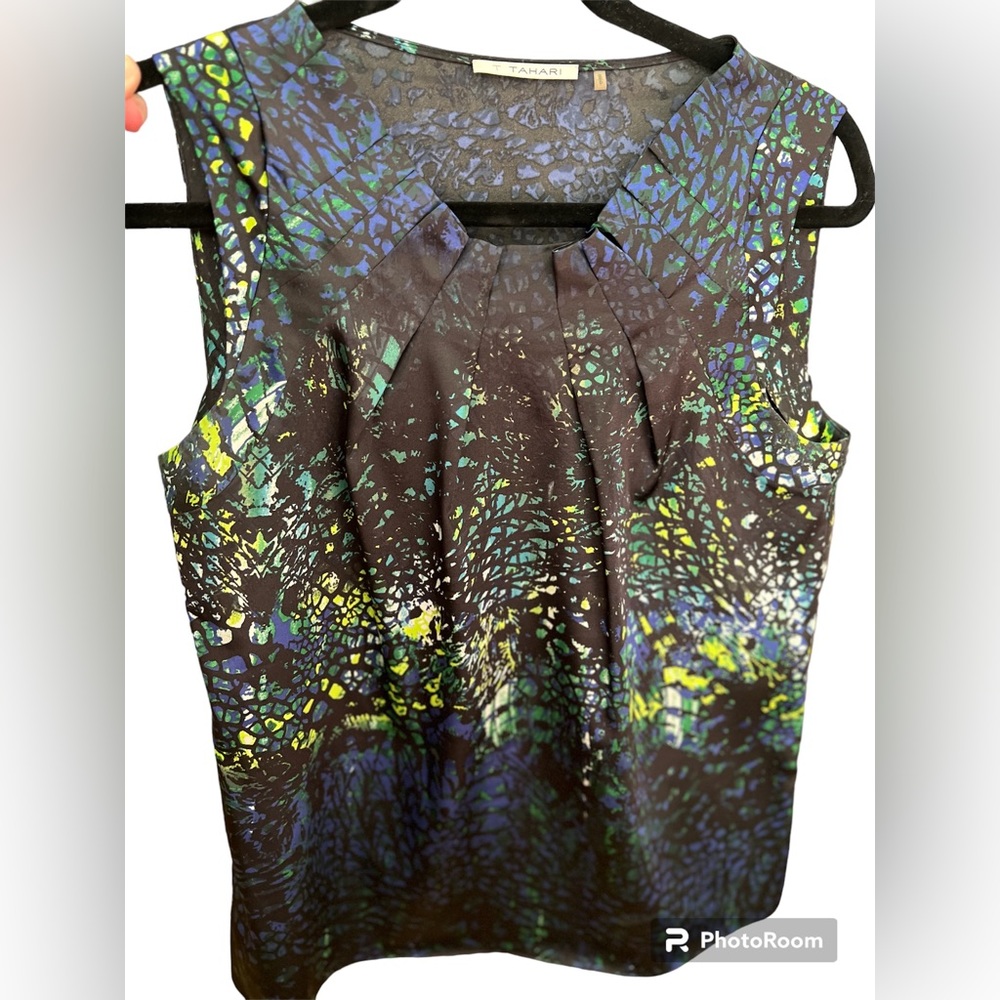 Tahari sleeveless blouse.Great condition. Fits like XS.